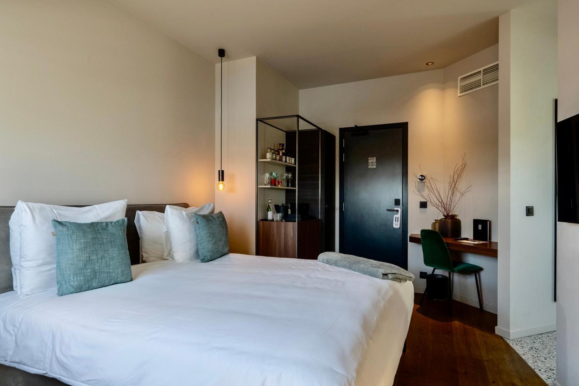 U Eat & Sleep Antwerp Hotell Exteriör bild